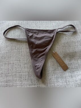 SKIMS Fits Everybody T-String Thong (Style PN-THG-0070) in Umber Small